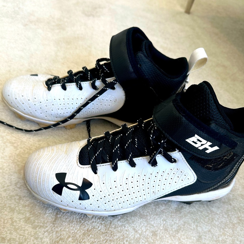 Gently used boys 7 cleats under armor. A little dusty but great shape!